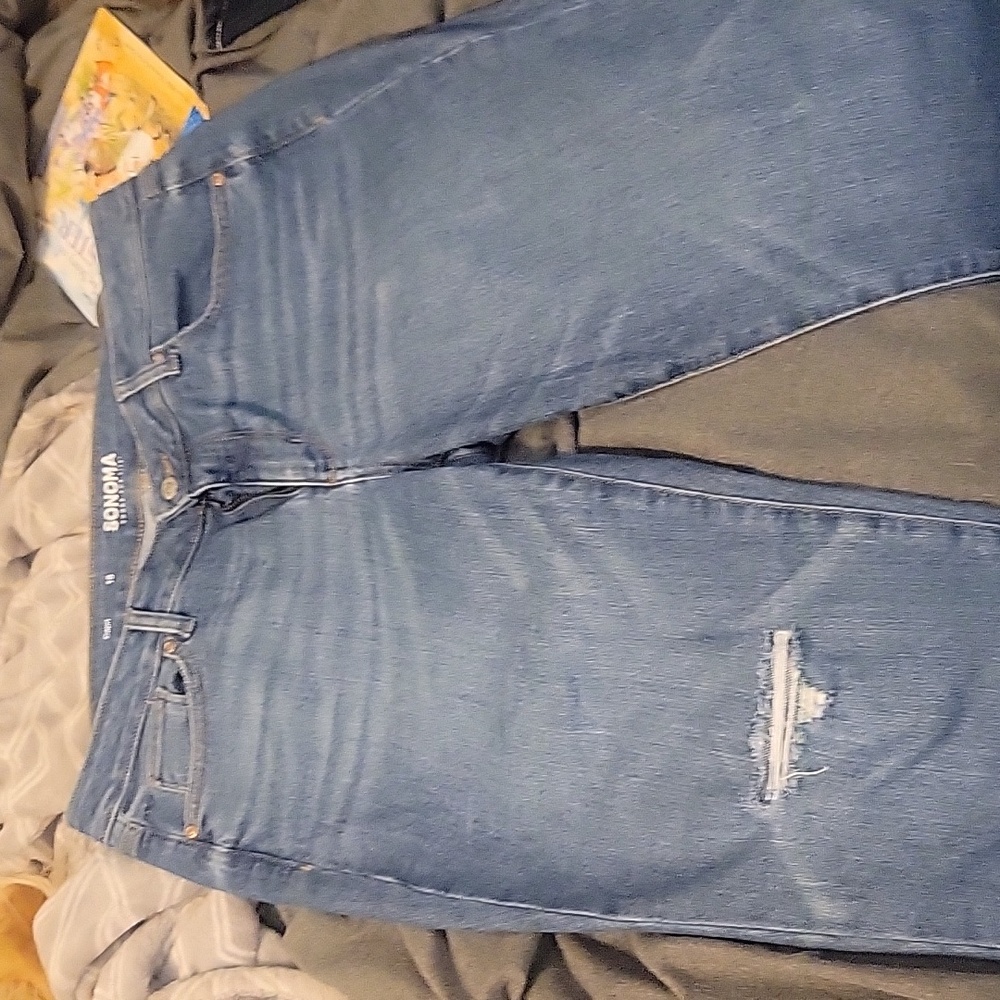Womens distressed ankle capri